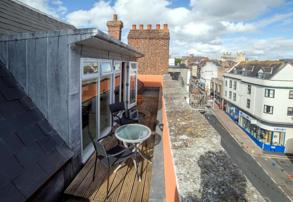 Stunning Central Exeter Apartment with balcony and fantastic view photo