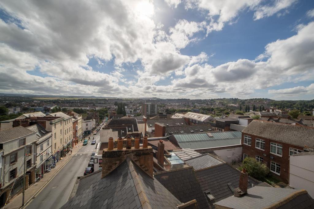 Stunning Central Exeter Apartment with balcony and fantastic view photo