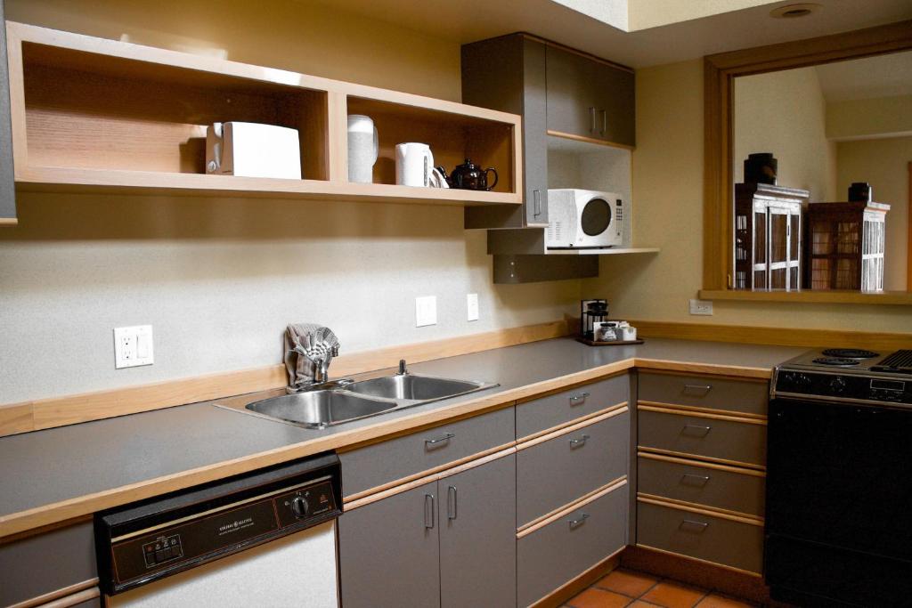 Spinnakers Gastro Brewpub & GuestHouses photo