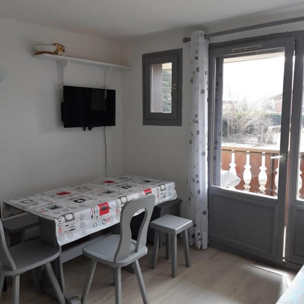 Le chalet des neiges 2 est au calme situé à 5 mn à pied du centre il est composé d'1 chambre avec lit double plus canapé convertible parking privé sur place et arrêt navette gratuite à 30 m - 4