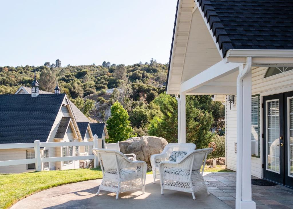 Hounds Tooth Inn — Hotel in Oakhurst (CA)