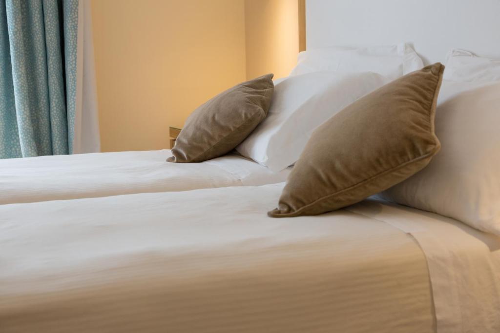 Hotel Villa Esperia — Hotel rooms in Taormina, Sicily