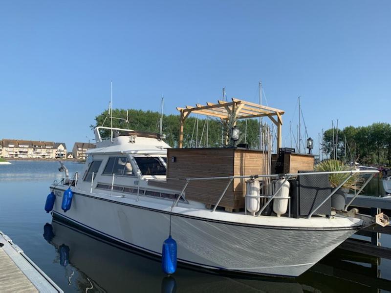 Magnifique bateau maison — Hotel in Ouistreham