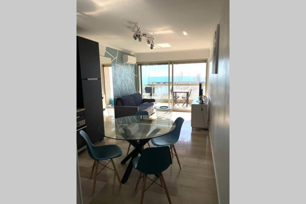 Vue mer port de garavan, Menton