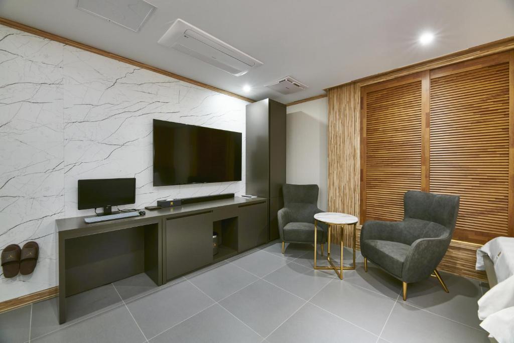 Shared lounge/TV area