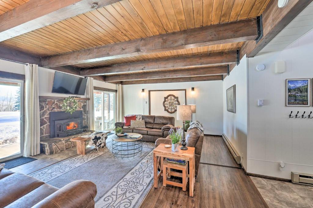 Elevated Alpine Escape Mtn Views and Game Room 전경