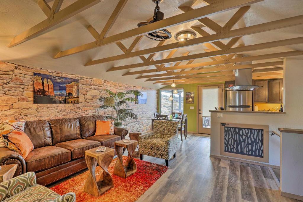 Chic Wine Country Hideaway with Hot Tub and View!