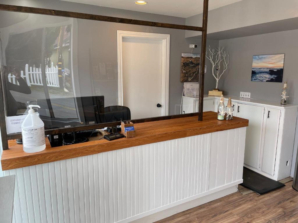 Creekside Inn Downtown - Cambria photo