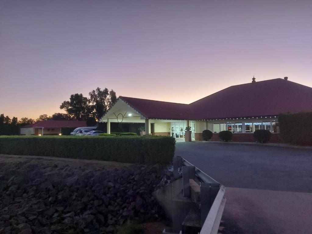 Country Emerald Explorers Inn photo