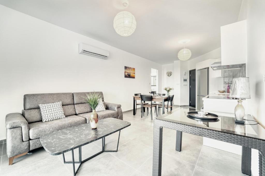 Aphrodite Beachfront Resort Official, Ghaziveran