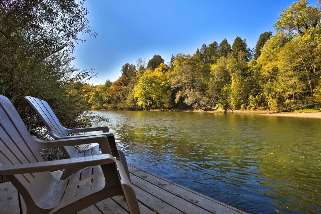 Lily Pad - Hot Tub! Private Dock! BBQ! Game Room! Walk to Town!! Fast WiFi!! Dog Friendly!, Guerneville