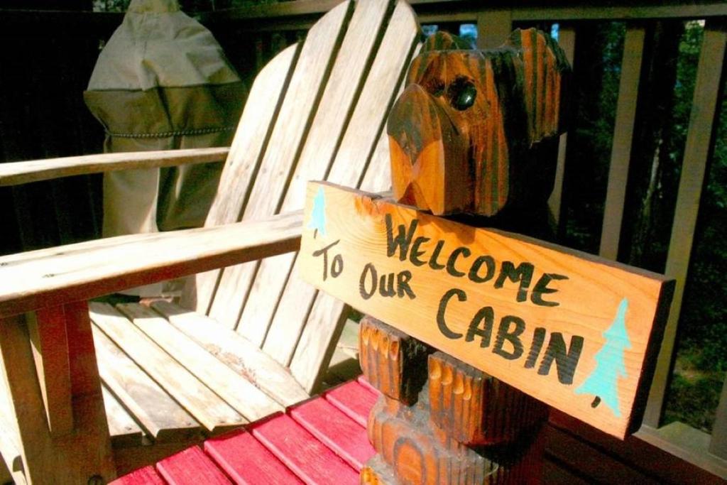 Little Red House Redwoods Hot Tub BBQ Fast WiFi Multiple Decks Near Golf Course Dog Friend 전경