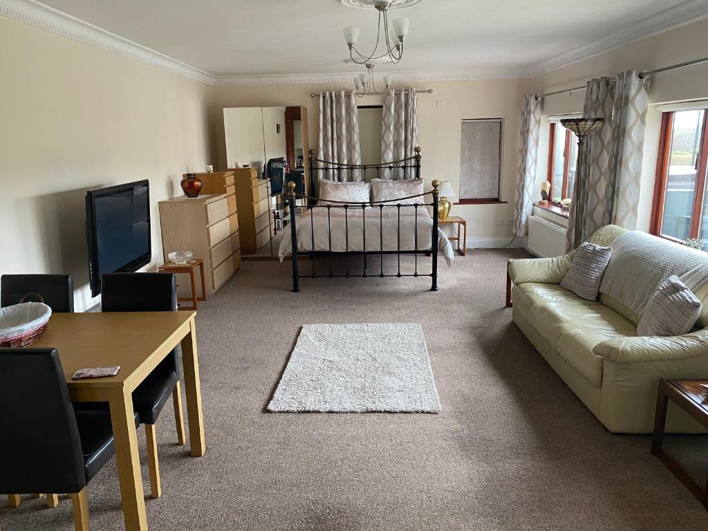 Stunning guest suite with private hot tub, Rogerstone