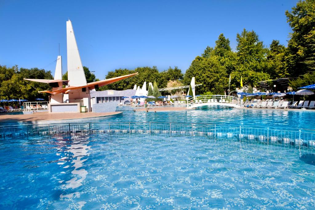 Hotel Ralitsa Aquaclub - Ultra All Inclusive plus Aquapark — Hotel in Albena