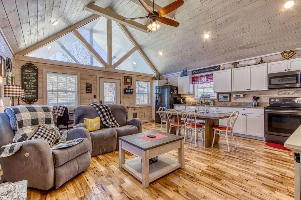 My Happy Place, Mtn Views, WIFI, 685 FREE tickets each paid day!!!, Sevierville