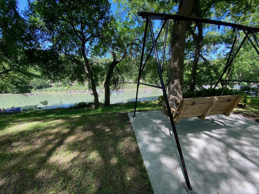 River Road Cottage Guadalupe River Front in in Canyon Lake (TX