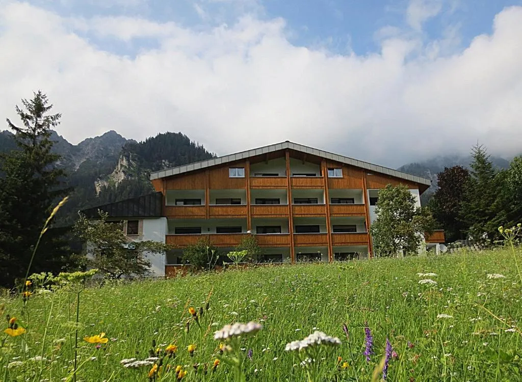 Hotel Sonnblick, hotel in Wald am Arlberg