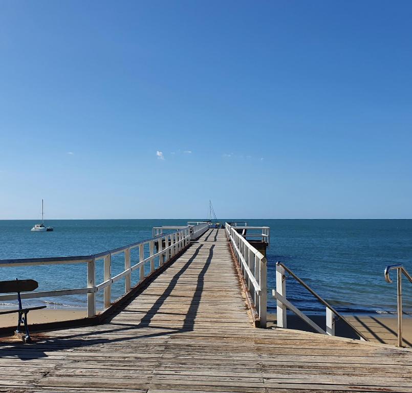 Villa Venezia Apt 3 - Spacious Hervey Bay beachfront apartment photo