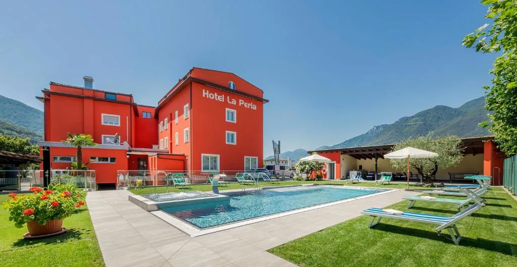 Hotel La Perla，位于Sant' Antonino (S. Antonino)的酒店