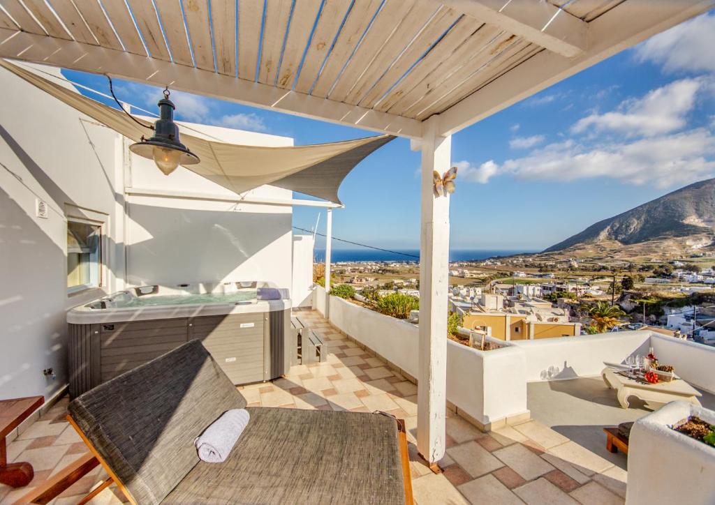 Zoe Aegeas luxury villa with jacuzzi — Hotel in Santorini
