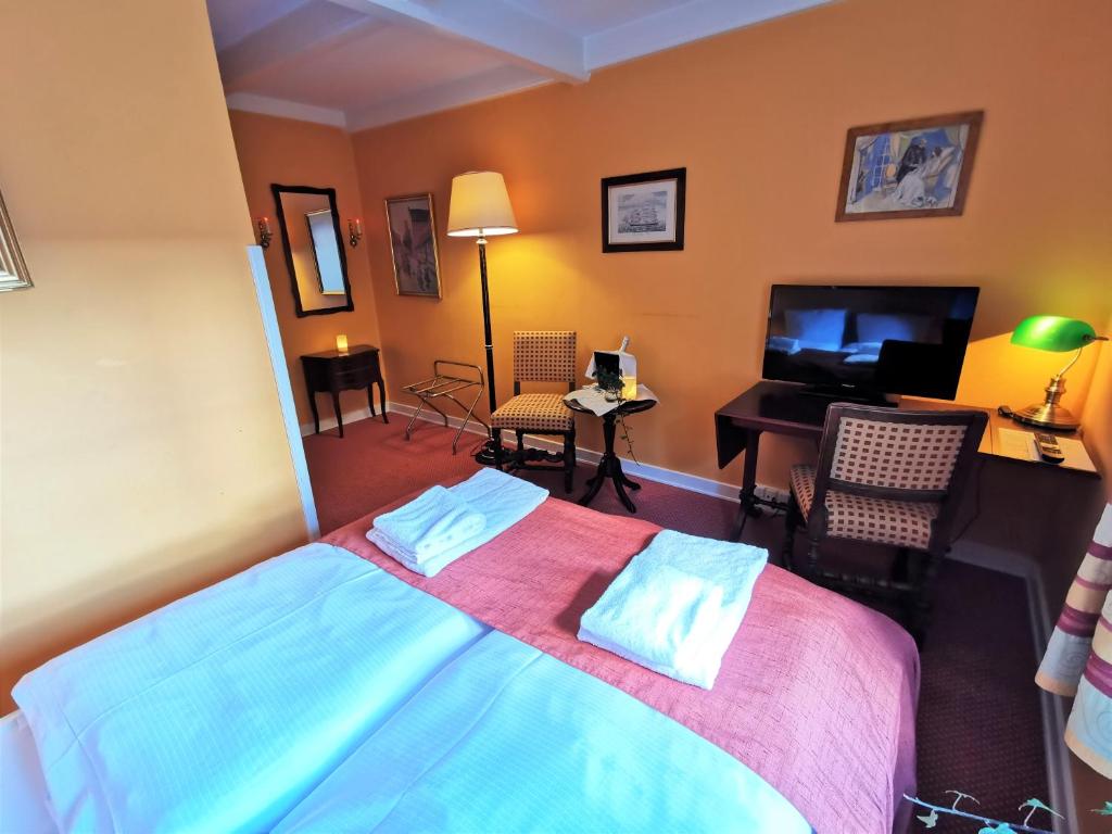 Standard Double Room (55 in wide bed)