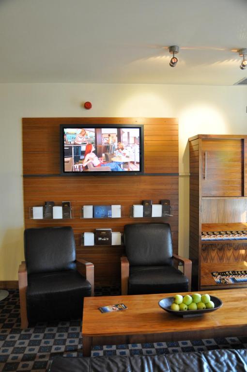 Shared lounge/TV area