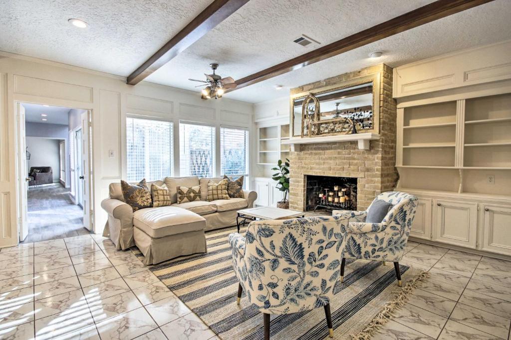 Cozy West Houston Home with Yard, Walk to Shops! — Hotel in Houston (TX)