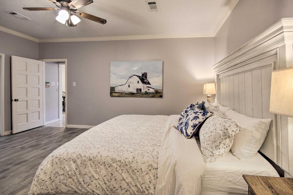 Cozy West Houston Home with Yard, Walk to Shops! photo