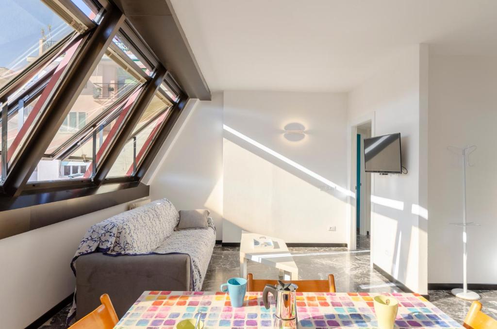 JOIVY Spacious Apt for 6, Near Train Station and Beach, Sestri Levante