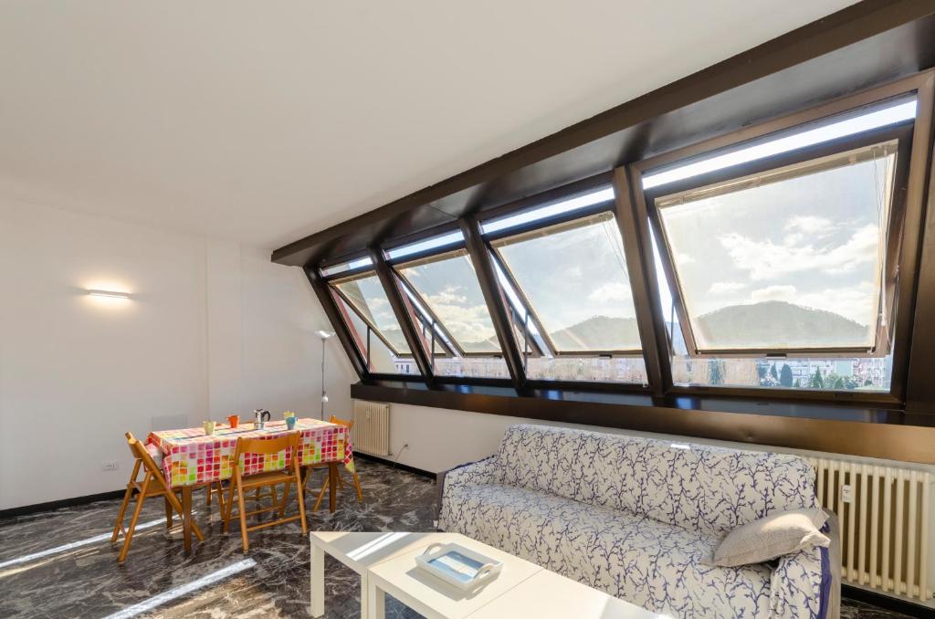 JOIVY Spacious Apt for 6, Near Train Station and Beach - 3