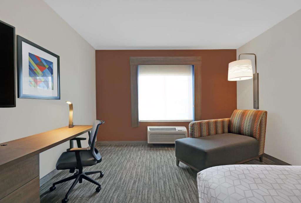 Holiday Inn Express Newport photo