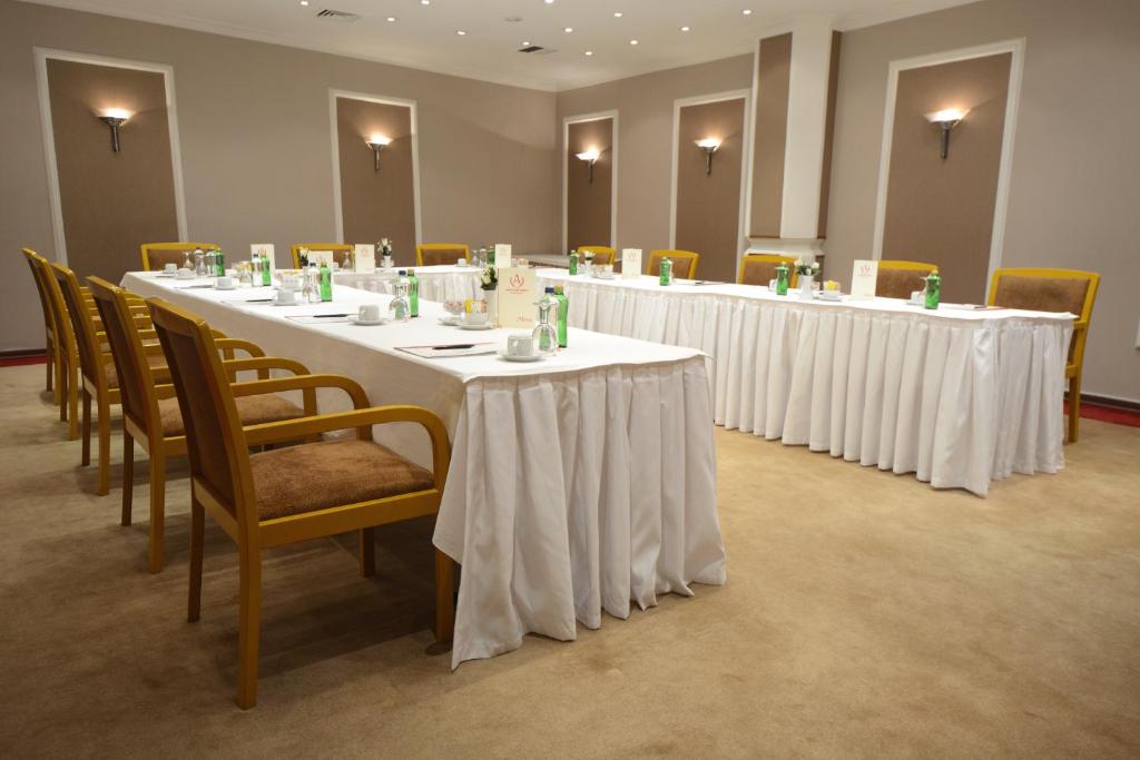 Shared lounge/TV area