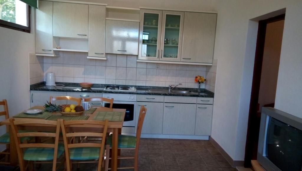 A4 apt with patio & sea view close to the beach, Trogir