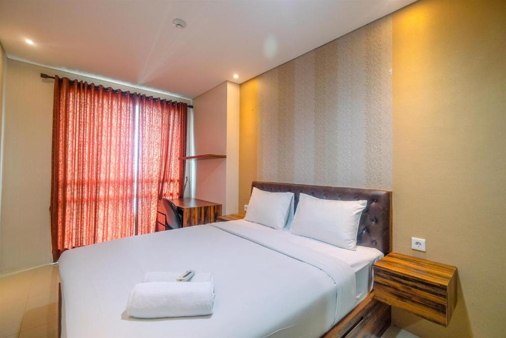 Fully Furnished Apartment with Comfortable Design 1BR Woodland Park Residence By Travelio, Jakarta