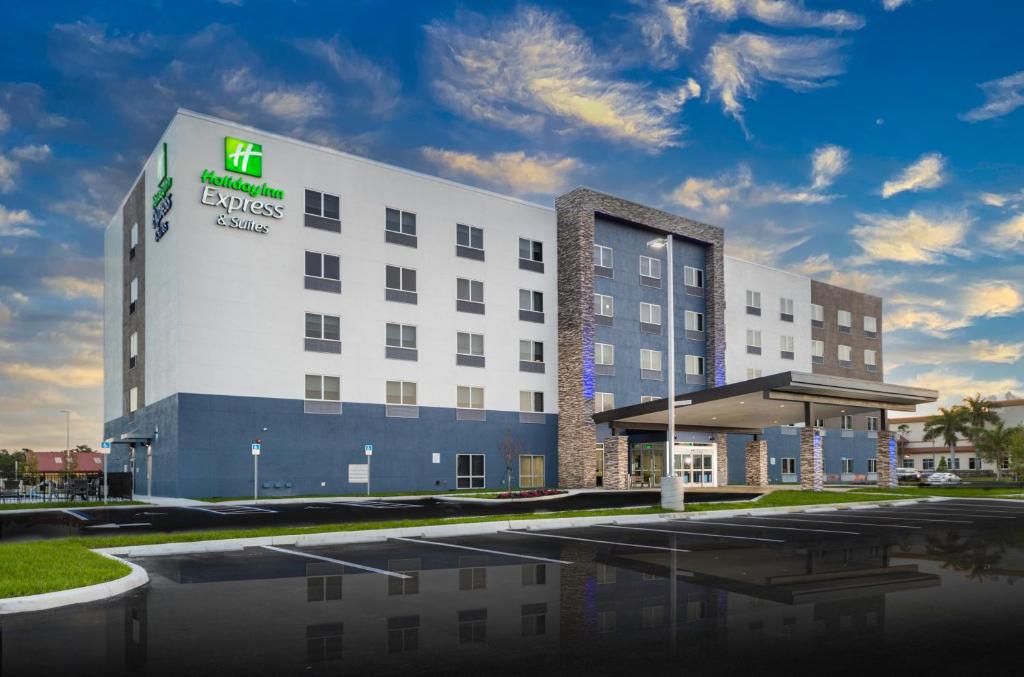 Holiday Inn Express and Suites Fort Myers Airport photo