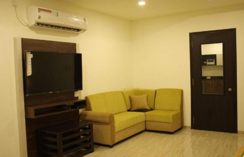 Hotel Grand Gaayatris photo
