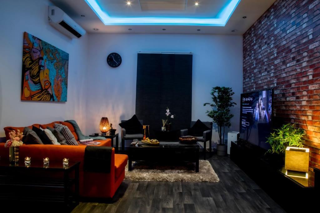 Relax & Enjoy Time w/ Mahrous Houses 2BR/3BA/Office/Kitchen /Living/Dining & Dressing Rooms, Riyadh