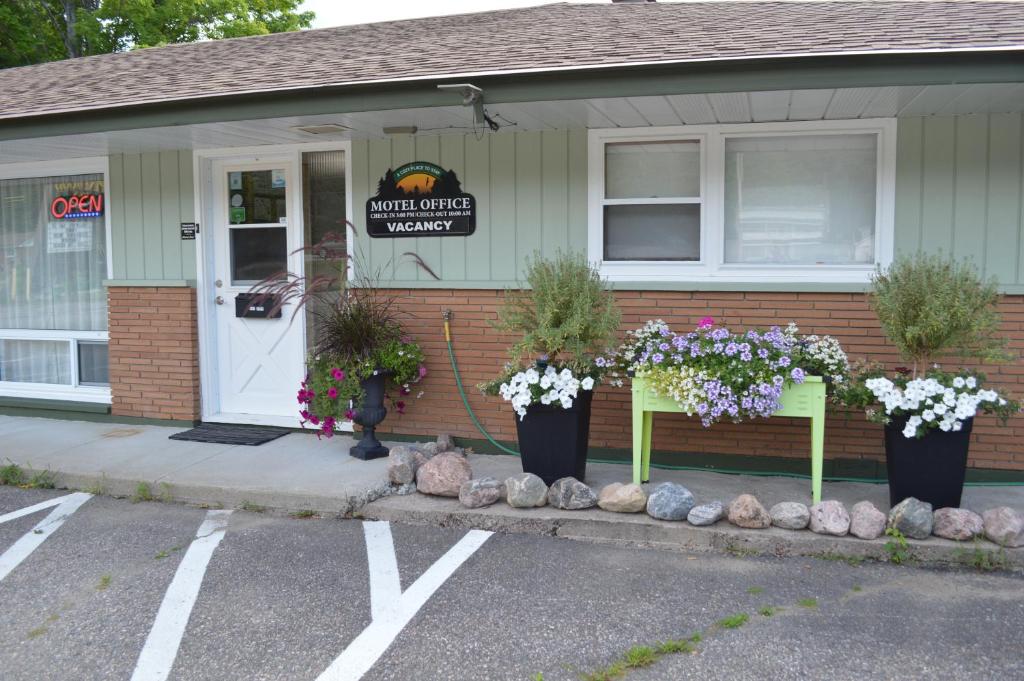 Pinewood Inn photo