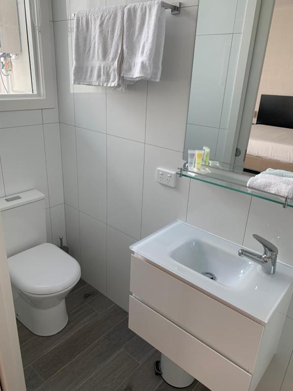 BENDIGO HIGH ST APARTMENTS with KING BED-COURTYARD-KITCHEN-REFURBISHED 2022 photo
