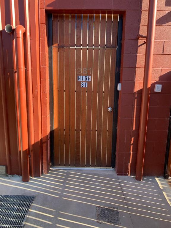 BENDIGO HIGH ST APARTMENTS with KING BED-COURTYARD-KITCHEN-REFURBISHED 2022 photo