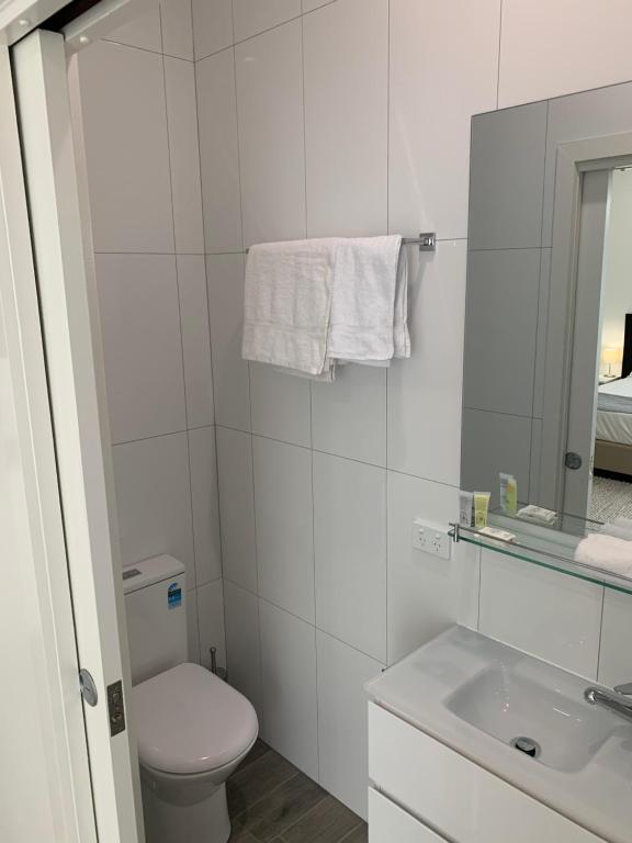 BENDIGO HIGH ST APARTMENTS with KING BED-COURTYARD-KITCHEN-REFURBISHED 2022 photo