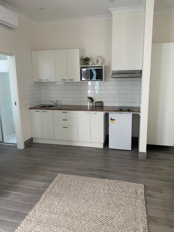 BENDIGO HIGH ST APARTMENTS with KING BED-COURTYARD-KITCHEN-REFURBISHED 2022 photo