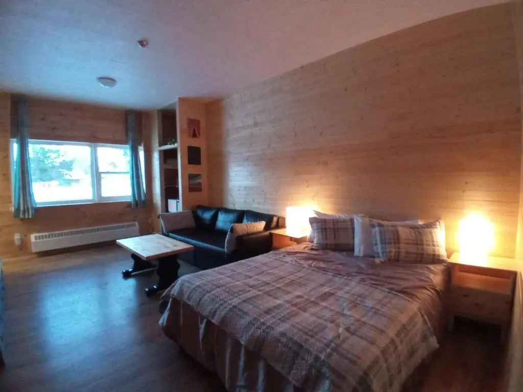 Schoolhouse Inn, hotel in Killaloe Station