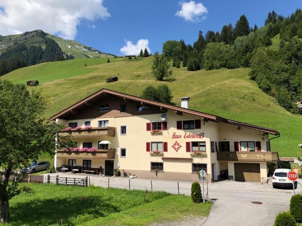 Pension & Ferienwohnungen Haus Edelweiß, Holzgau