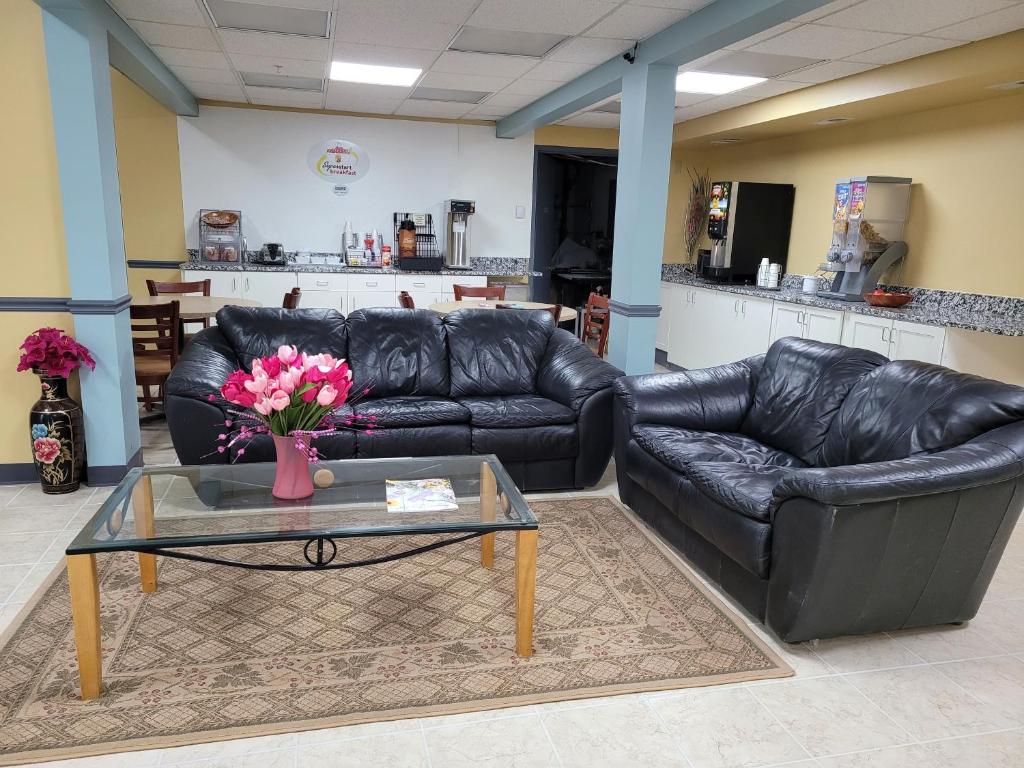 Super 8 By Wyndham Newcomerstown photo