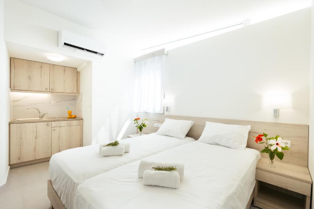 Giannis Seafront Studios, Korakas