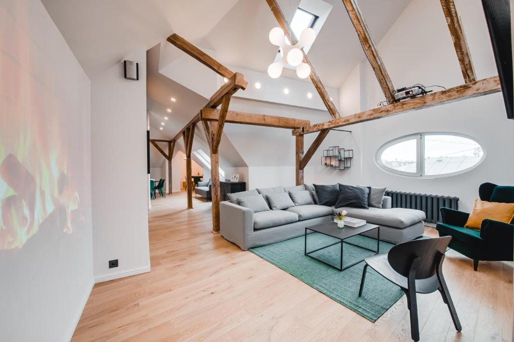 Big Design Apt - Sleeps 12 - Best Location, Riga