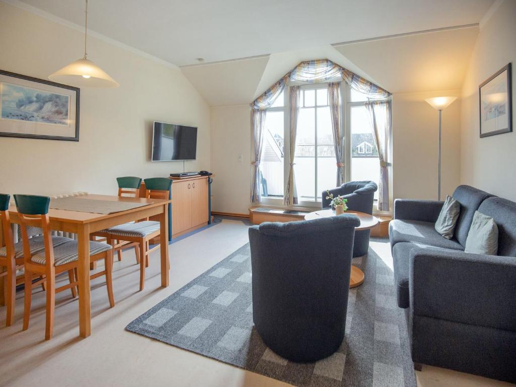 Dünenpark Binz - Budget Ferienwohnung mit 1 Schlafzimmer und Balkon im Dachgeschoss 110, Binz