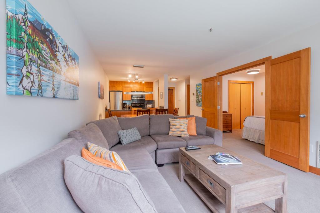 Glacier Lodge by Whistler Accommodation photo