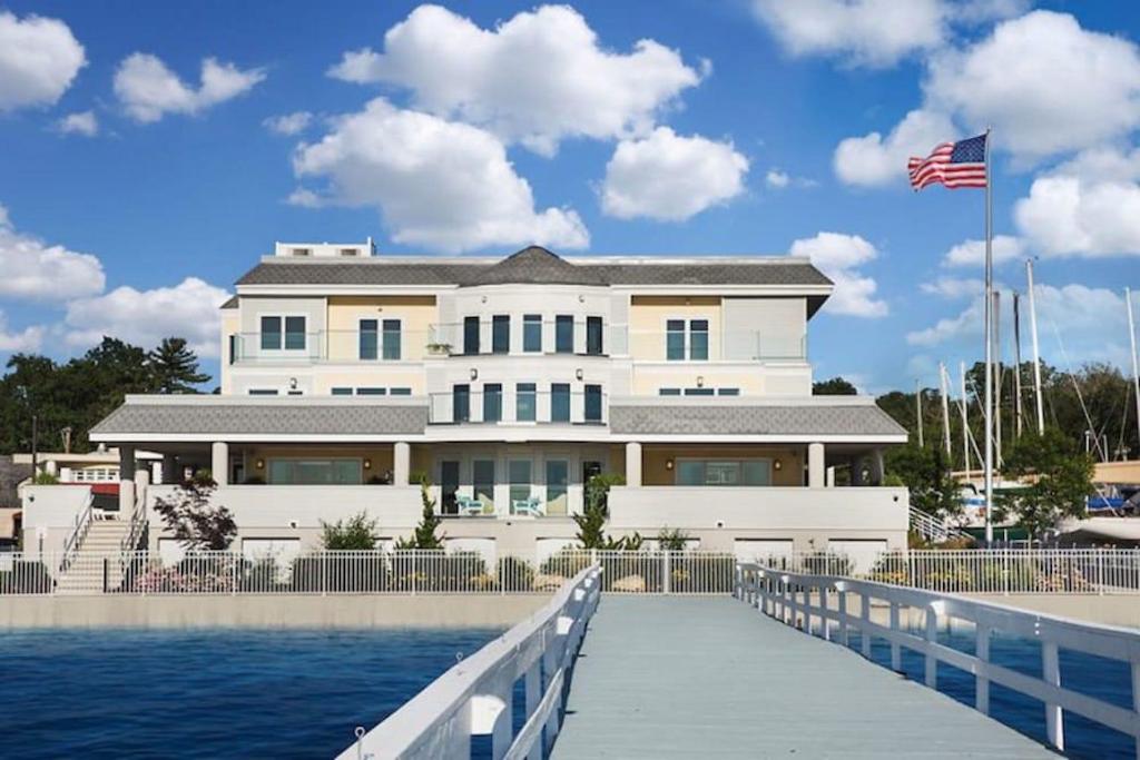Fathoms Hotel &amp; Marina — Hotel in Port Washington